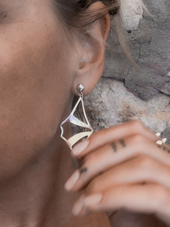 ILLUSION EARRINGS • Manta "Lefty"